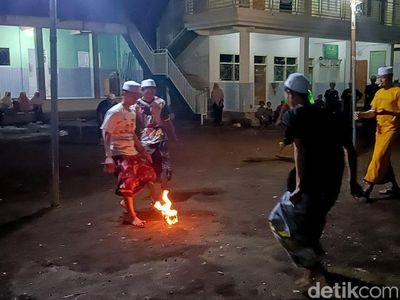 Keseruan Santri Bermain Sepak Bola Api Saat Ramadan
