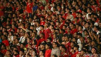 Tribun GBK memerah dengan kumandang pembawa semangat.
