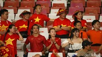 Di beberapa sudut terlihat sejumlah suporter Vietnam.