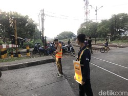 Cerita Edan Sepur, Edukasi Pengendara Nakal di Perlintasan Kereta