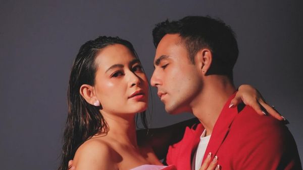 7 Foto Laura Theux Maternity Shoot Sekaligus Gender Reveal, Simpel & Elegan