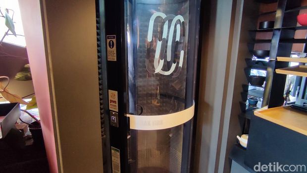 The campus elevator at the Pitu Rooms Salatiga hotel only fits 1 person.  Photo uploaded Friday (22/3/2024).