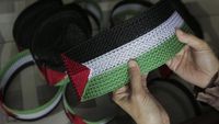 Melihat Produksi Peci Rajut Palestina di Sukabumi