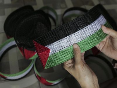 Melihat Produksi Peci Rajut Palestina di Sukabumi