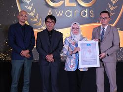 Menaker Ida Fauziyah Terima 2 Penghargaan dari The Iconomics