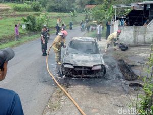 Sedan Ditumpangi Pasutri Terbakar di Ciamis, Satu Orang Luka-luka