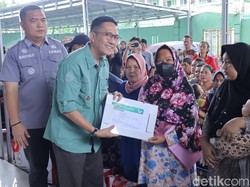 Warga Palembang Dibuatkan KIS Gratis dan Diberi Sembako