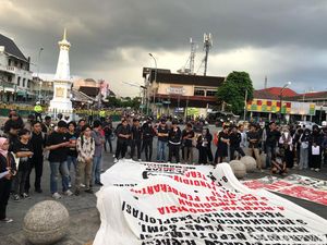 Massa Gelar Aksi di Tugu Pal Putih Jogja, Serukan Boikot Hasil Pemilu Massa Gelar Aksi di Tugu Pal Putih Jogja, Serukan Boikot Hasil Pemilu