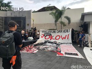 Saat Massa Gelar Aksi di Tugu Pal Putih Jogja Tak Menerima Hasil Pemilu Saat Massa Gelar Aksi di Tugu Pal Putih Jogja Tak Menerima Hasil Pemilu