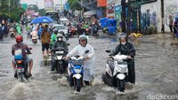 Pemotor Mogok Terobos Banjir di Jl HOS Cokroaminoto Ciledug, Tangerang