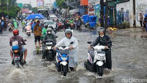 Pemotor Mogok Terobos Banjir di Jl HOS Cokroaminoto Ciledug, Tangerang