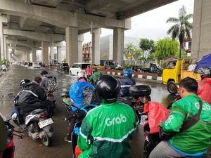 Cerita Driver Ojol Matikan Aplikasi Gegara Takut Terjebak Banjir di Jakut Cerita Driver Ojol Matikan Aplikasi Gegara Takut Terjebak Banjir di Jakut