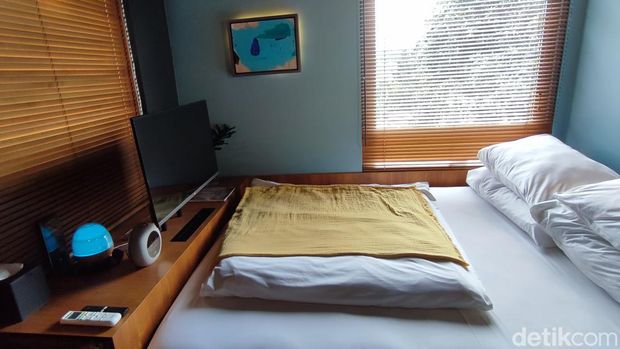 View of a room at Pitu Rooms, a thin hotel in Salatiga, Friday (22/3/2024).