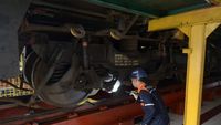 Lokomotif Kereta Dirawat Jelang Mudik Lebaran, Begini Potretnya