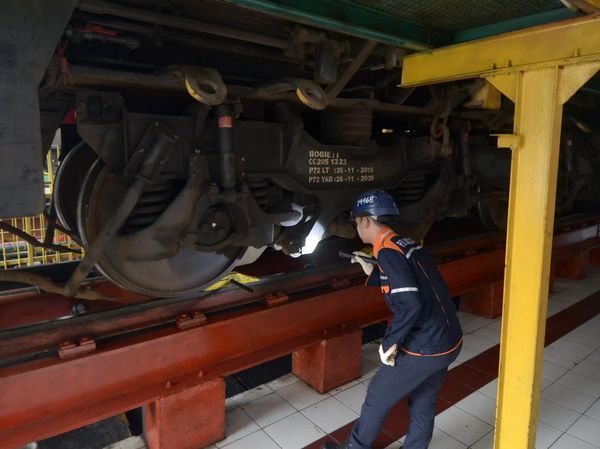 Lokomotif Kereta Dirawat Jelang Mudik Lebaran, Begini Potretnya