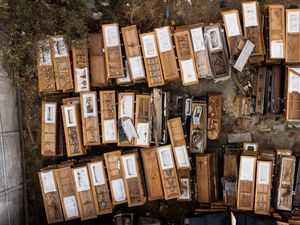 Peti Mati Bekas Menumpuk di TPU Chile, Ancam Penyakit Menular