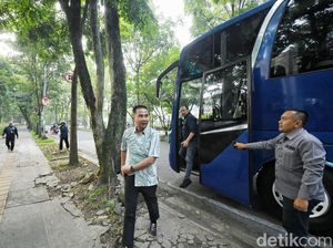 Dilarang Bawa Kendaraan, Bey Machmudin Naik Bus ke Gedung Sate