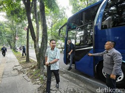 Dilarang Bawa Kendaraan, Bey Machmudin Naik Bus ke Gedung Sate