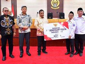 Pj Gubernur Sulsel Bahtiar Baharuddin Salurkan Zakat ASN Pemprov untuk Baznas