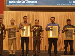 Plh Kajati Sulsel Leonard Serahkan Penghargaan untuk 3 Kepala Daerah