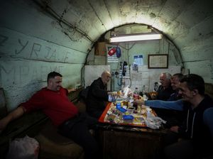 Potret Penambang Kosovo Buka Puasa di Kedalaman 800 Meter Potret Penambang Kosovo Buka Puasa di Kedalaman 800 Meter