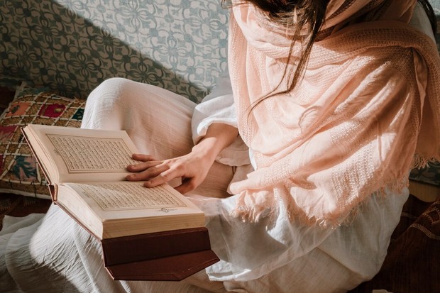 Potret perempuan membaca Al Qur'an