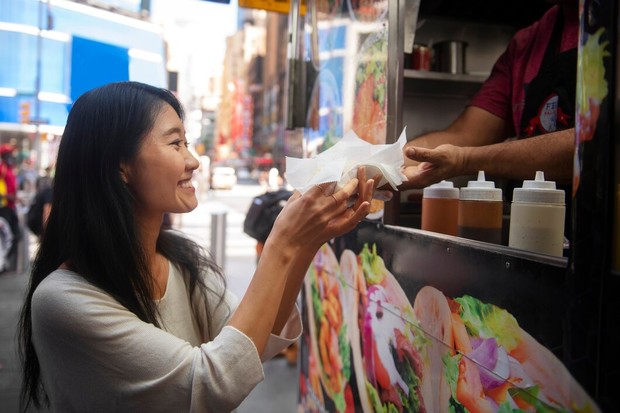 Potret perempuan mengabuburit