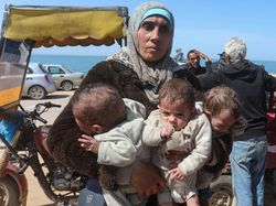 Potret Wanita Gaza Gendong 3 Bayi Kembar Hindari Serangan Israel