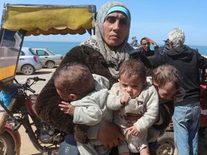 Potret Wanita Gaza Gendong 3 Bayi Kembar Hindari Serangan Israel Potret Wanita Gaza Gendong 3 Bayi Kembar Hindari Serangan Israel
