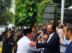Surya Paloh Sambut Prabowo di Gerbang NasDem Tower, Saling Hormat dan Pelukan