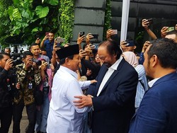 Beda Penyambutan Karpet Merah Prabowo dengan Anies di NasDem Tower