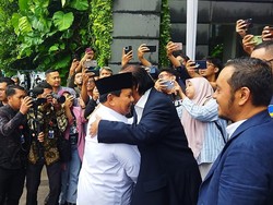 Pelukan Prabowo dan Surya Paloh Saat Bertemu di NasDem Tower