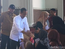 Cek Pengungsi Banjir Demak, Jokowi Bagi-bagi Amplop dan Sembako