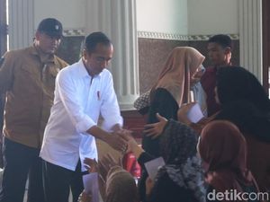 Cek Pengungsi Banjir Demak, Jokowi Bagi-bagi Amplop dan Sembako Cek Pengungsi Banjir Demak, Jokowi Bagi-bagi Amplop dan Sembako