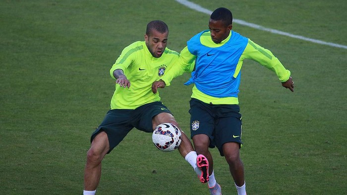 SANTIAGO, CHILE - JUNE 16: Dani Alves of Brazil fights for the ball with Robinho during a training session at Monumental Stadium on June 16, 2015 in Santiago, Chile. Brazil will face Colombia as part of 2015 Copa America Chile on June 17. (Photo by Hector Vivas/LatinContent via Getty Images)