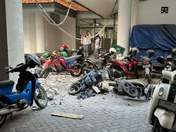 Penampakan RS Unair Retak dan Atap Pabrik Ambrol Imbas Gempa Tuban