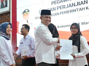 287 Orang Terima SK, Bupati Kebumen Targetkan Semua Honorer Jadi PPPK 287 Orang Terima SK, Bupati Kebumen Targetkan Semua Honorer Jadi PPPK