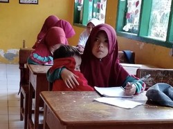 Haru Siswi MI di Sinjai Gendong Adik di Kelas gegara Ibu Sudah Meninggal