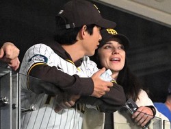 Video: Pesona Song Joong Ki yang Kini Jadi Ayah Dua Anak