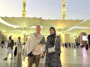 Perjalanan Mualaf Stevie Agnecya hingga Cium Hajar Aswad Perjalanan Mualaf Stevie Agnecya hingga Cium Hajar Aswad