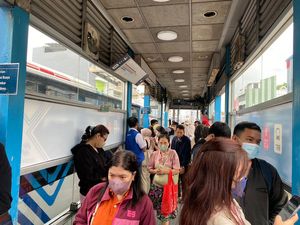 Bus TransJ Terhambat Banjir, Penumpang Kesal Menunggu 1 Jam di Halte Petojo
