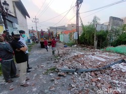 Dampak Gempa M 6,5, Rumah Warga Ngaglik dan Tambak Adi Surabaya Roboh