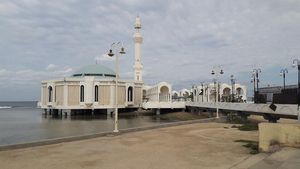 Terapung di Tepi Laut Merah, Begini Megahnya Masjid Ar-Rahmah Jeddah