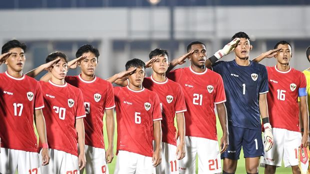 Pesepak bola Timnas U-20 Indonesia menyanyikan lagu kebangsaan Indonesia Raya saat akan melawan Timnas U-20 China dalam pertandingan persahabatan internasional di Stadion Madya, Gelora Bung Karno (GBK), Senayan, Jakarta, Jumat (22/3/2023). ANTARA FOTO/M Risyal Hidayat/Spt.