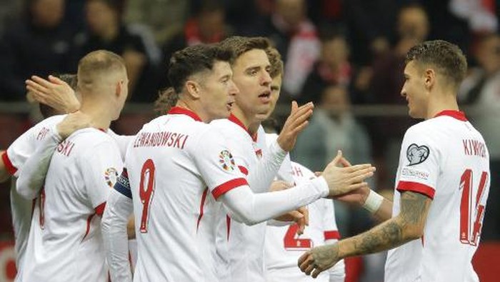 Polands players celebrate during the UEFA EURO 2024 qualifier play-off semi-final football match Poland v Estonia at PGE Narodowy stadium in Warsaw, Poland on March 21, 2024. (Photo by Wojtek Radwanski / AFP)