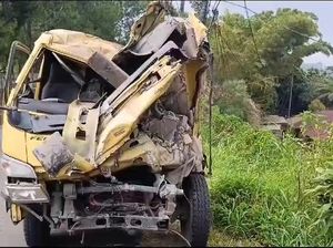 Truk Bermuatan Kelapa Terguling di Puncak, Kernet Terpental-Tewas Truk Bermuatan Kelapa Terguling di Puncak, Kernet Terpental-Tewas