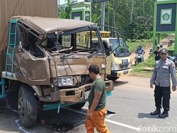 Odong-odong Dihantam Truk di Pantura Batang Angkut Rombongan Takziah