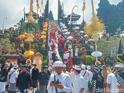 Ribuan Masyarakat Ikuti Prosesi Melasti Jelang Karya IBTK di Pura Besakih