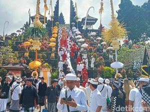 Ribuan Masyarakat Ikuti Prosesi Melasti Jelang Karya IBTK di Pura Besakih Ribuan Masyarakat Ikuti Prosesi Melasti Jelang Karya IBTK di Pura Besakih