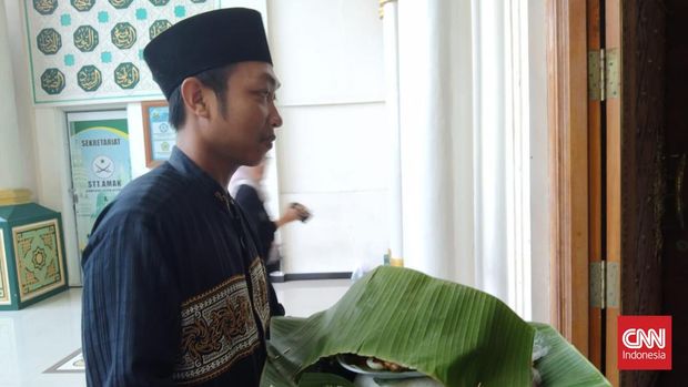 Para warga di Kampung Islam Kepaon saat menggelar tradisi megibung di Masjid Al-Muhajirin, Kamis (21/3).